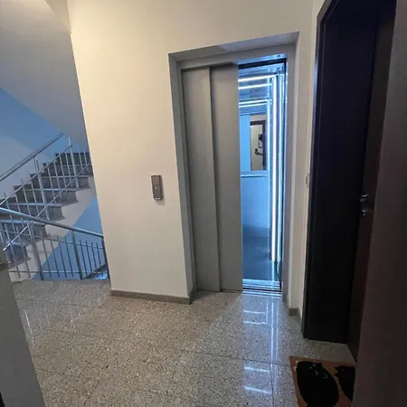 уютен тристаен апаратамент,намиращ се на тиха и спокойна улица Apartment *