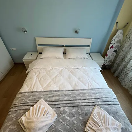 уютен тристаен апаратамент,намиращ се на тиха и спокойна улица Apartment *