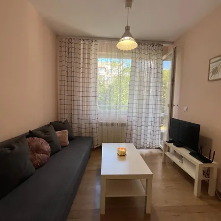 уютен тристаен апаратамент,намиращ се на тиха и спокойна улица Apartment Sofia