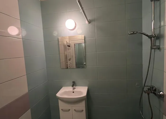 уютен тристаен апаратамент,намиращ се на тиха и спокойна улица *